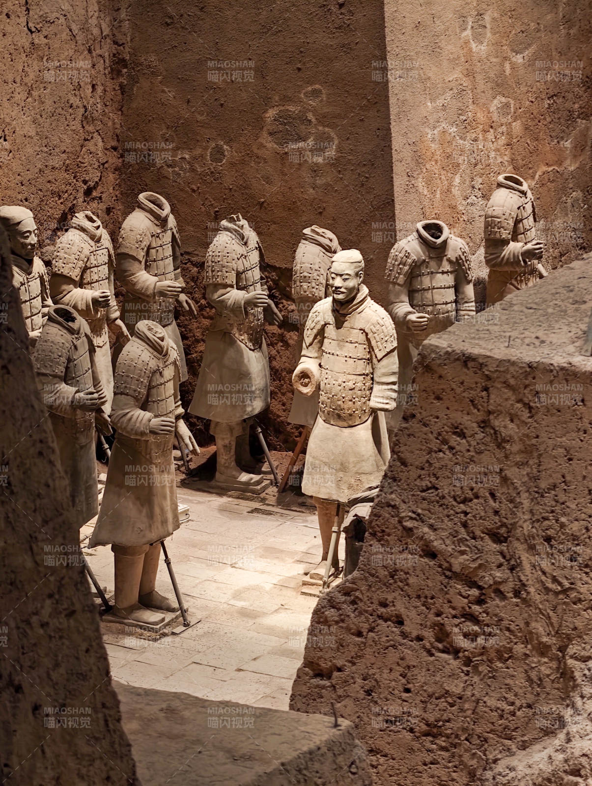 兵马俑列队静立图片