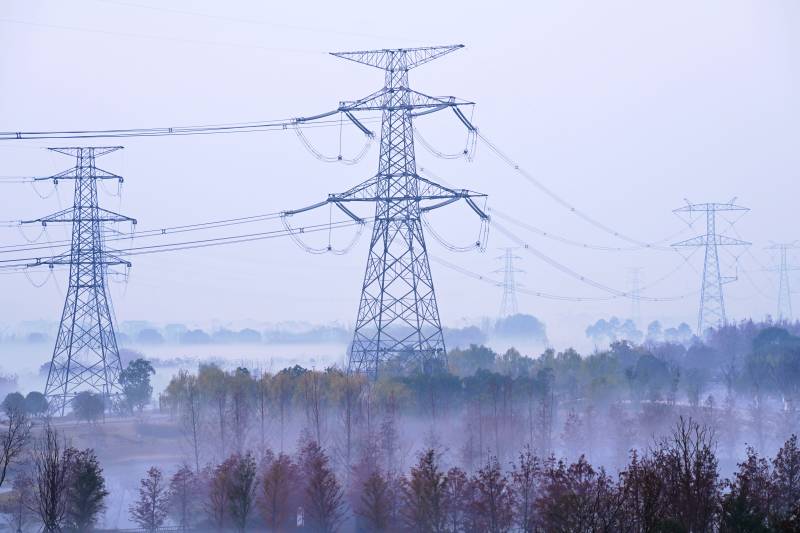 霧中電塔林立-攝影圖