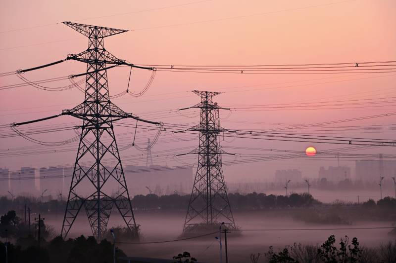 晨曦中的高壓電塔-攝影圖