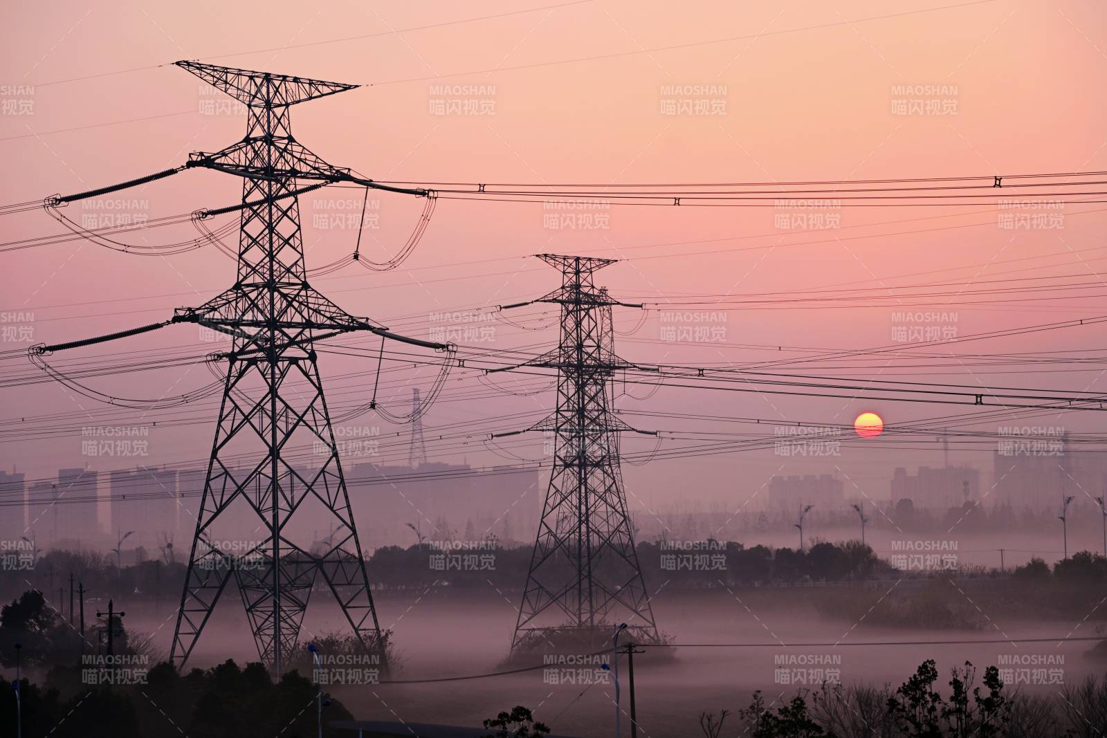 晨曦中的高壓電塔-攝影圖