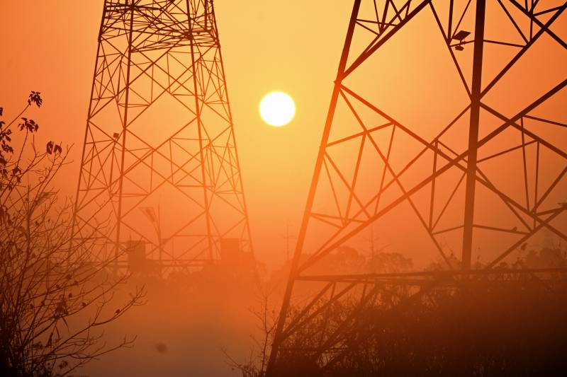 夕陽下的鐵塔剪影-攝影圖