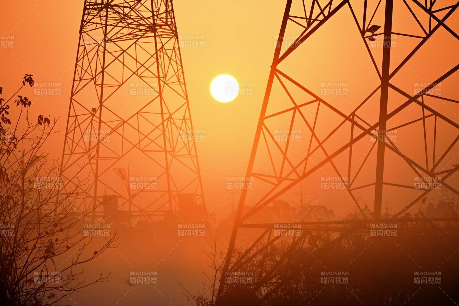 朝陽里的鐵塔剪影-攝影圖