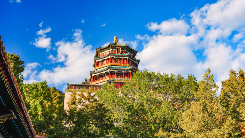 颐和园佛香阁映蓝天图片