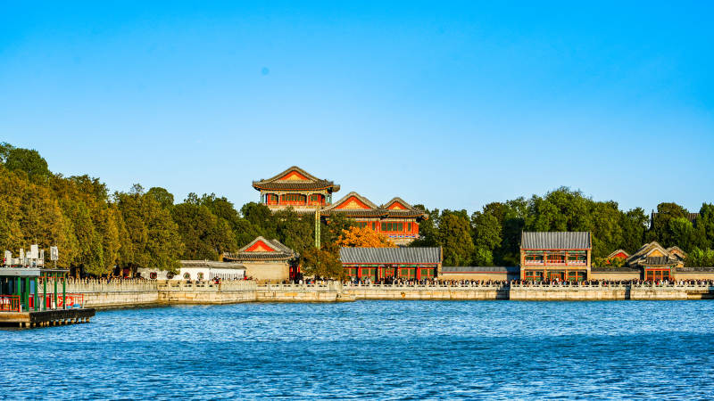 湖畔古建筑群-攝影圖