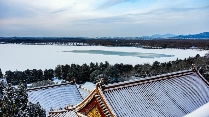 雪覆古殿湖景-攝影圖