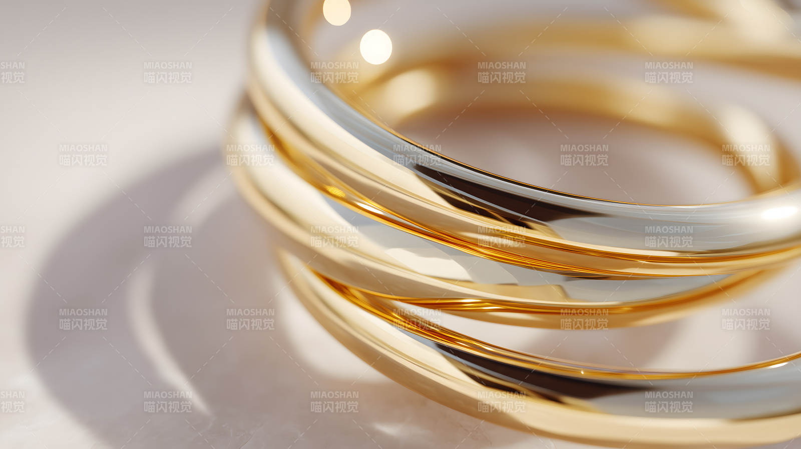 金色环形首饰特写图片