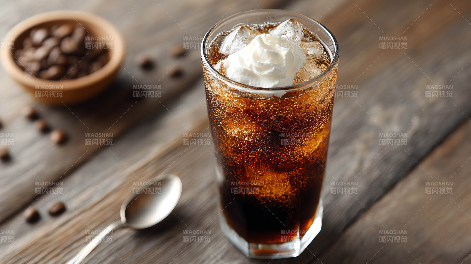 冰咖啡配奶油特写图片
