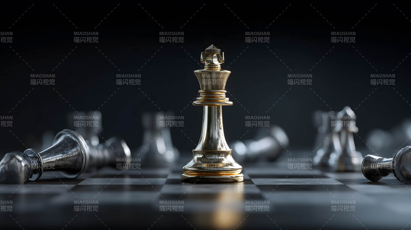 金色國(guó)王屹立棋盤(pán)-圖片