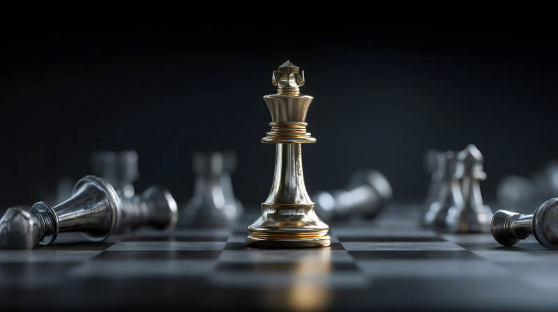 金色國王屹立棋盤-圖片