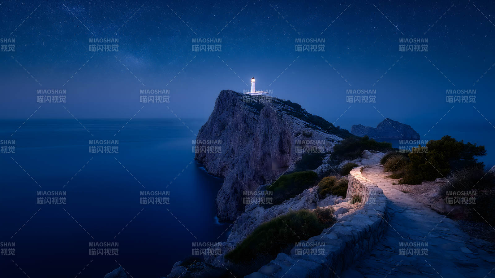 夜幕下的灯塔海岸风景图片