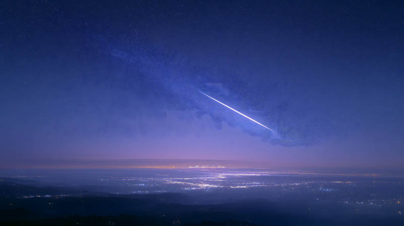 夜空流星划过城市-图片