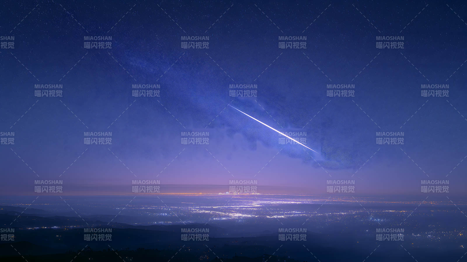 夜空流星划过城市图片