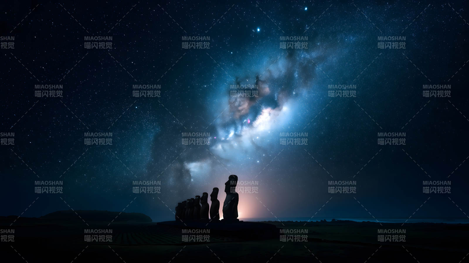 星空下的巨石雕像图片