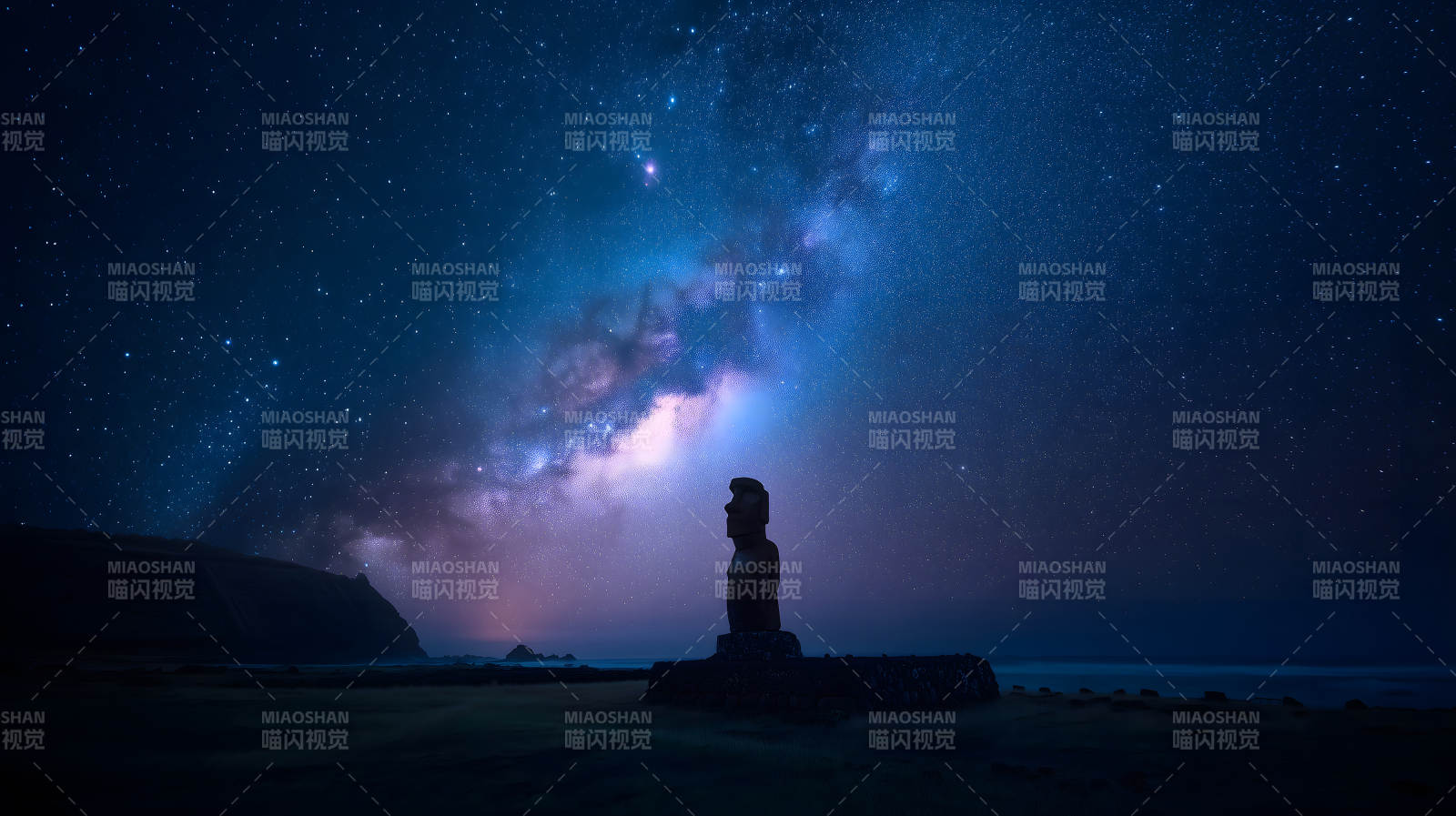 星空下的巨石雕像图片