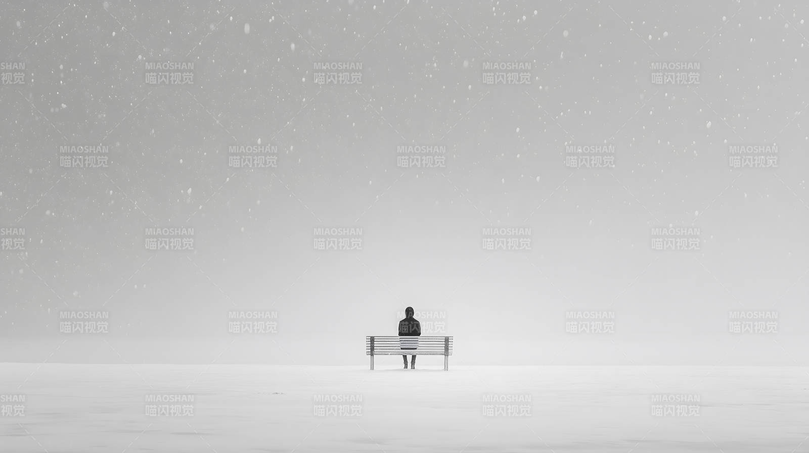 雪中孤影静谧氛围图片