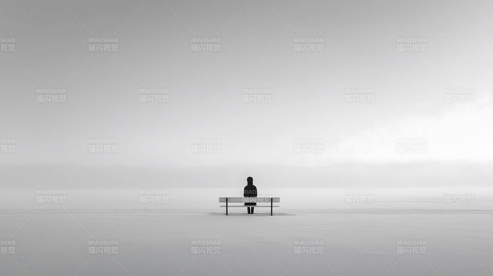 孤寂之人靜坐凝望遠方-圖片