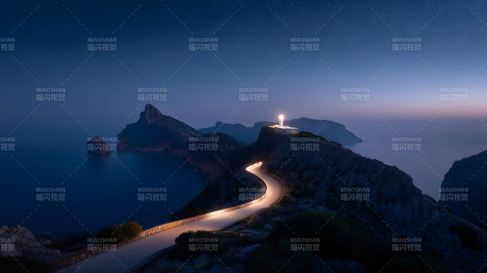 夜幕下灯塔与道路图片