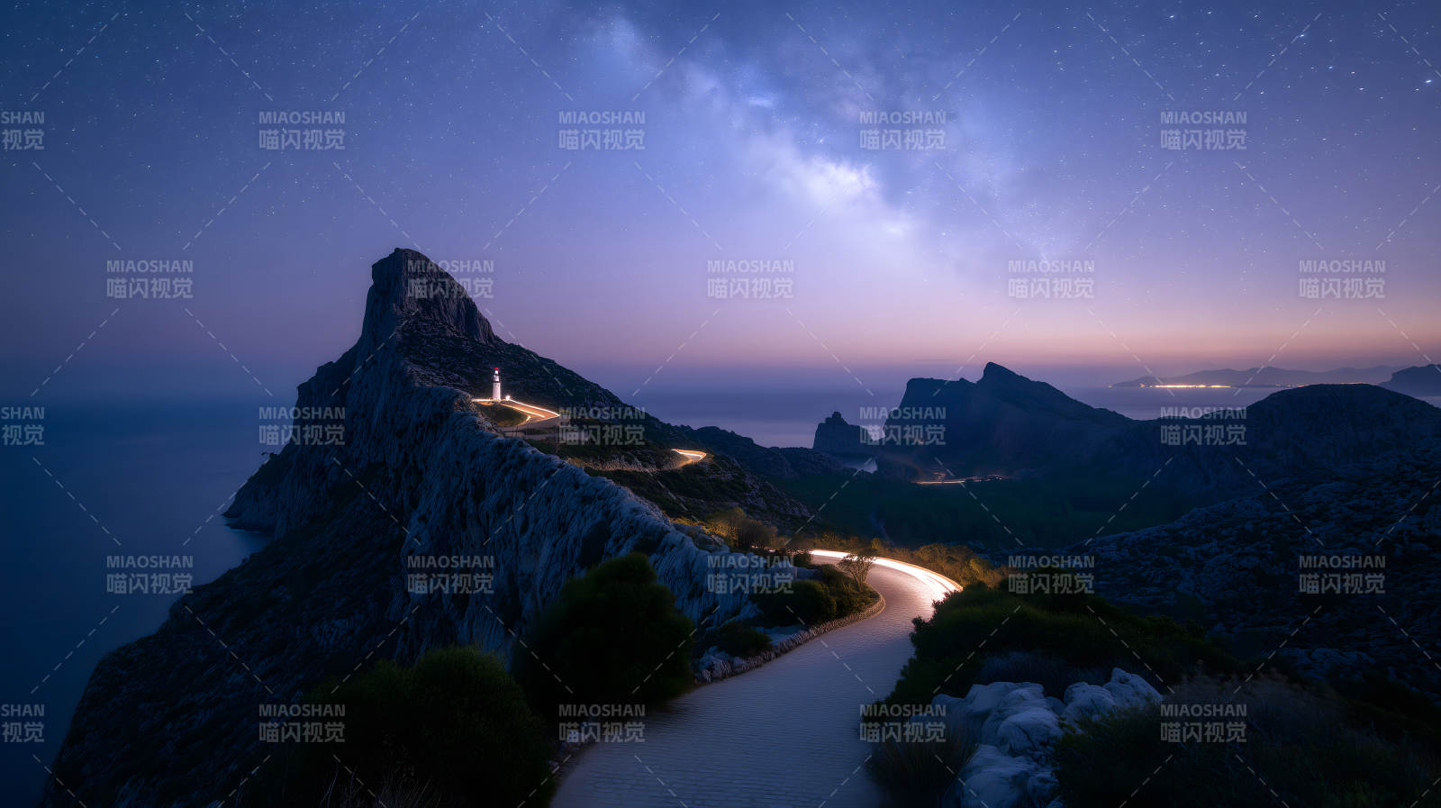 夜幕下的山路灯塔图片