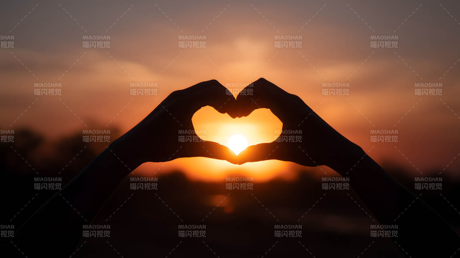 夕阳下的手势爱心-图片