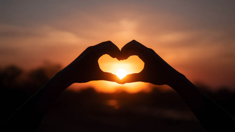 夕阳下的手势爱心-图片