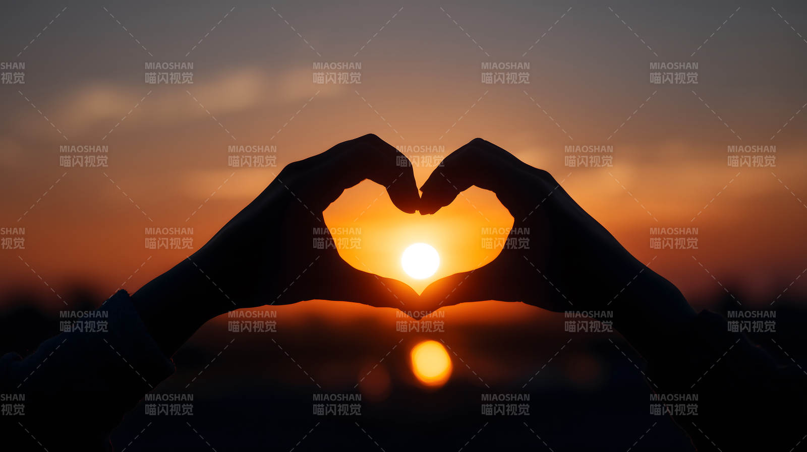 手比心夕阳-图片