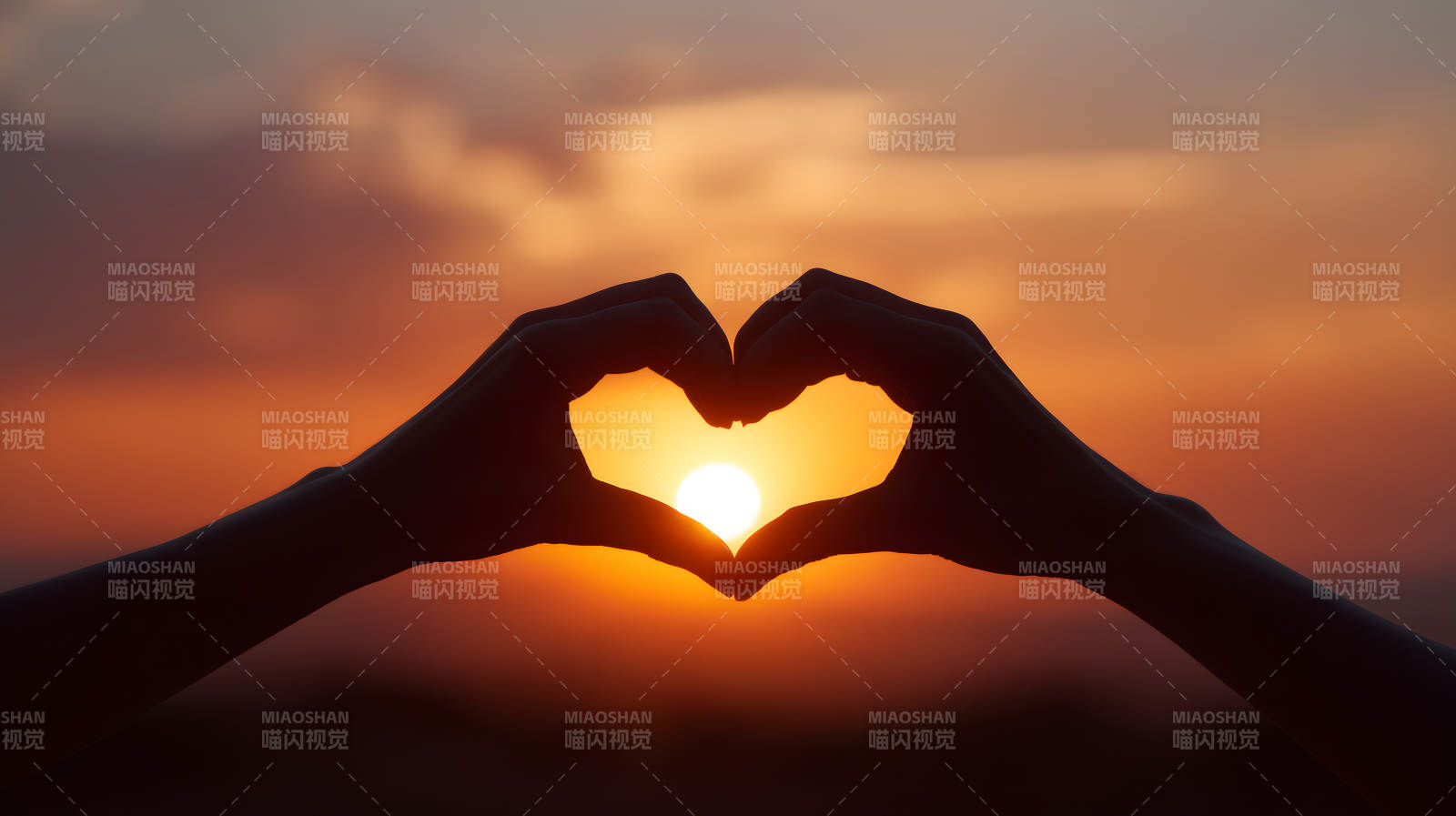 手比心夕阳下的爱-图片