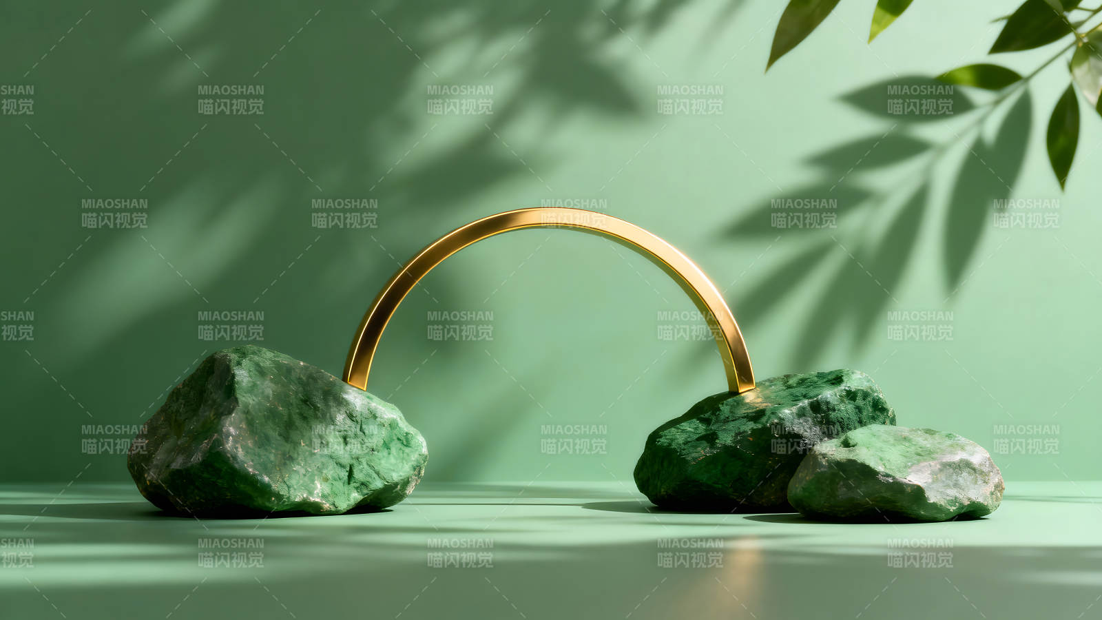 绿色背景下的岩石与金色拱门-图片