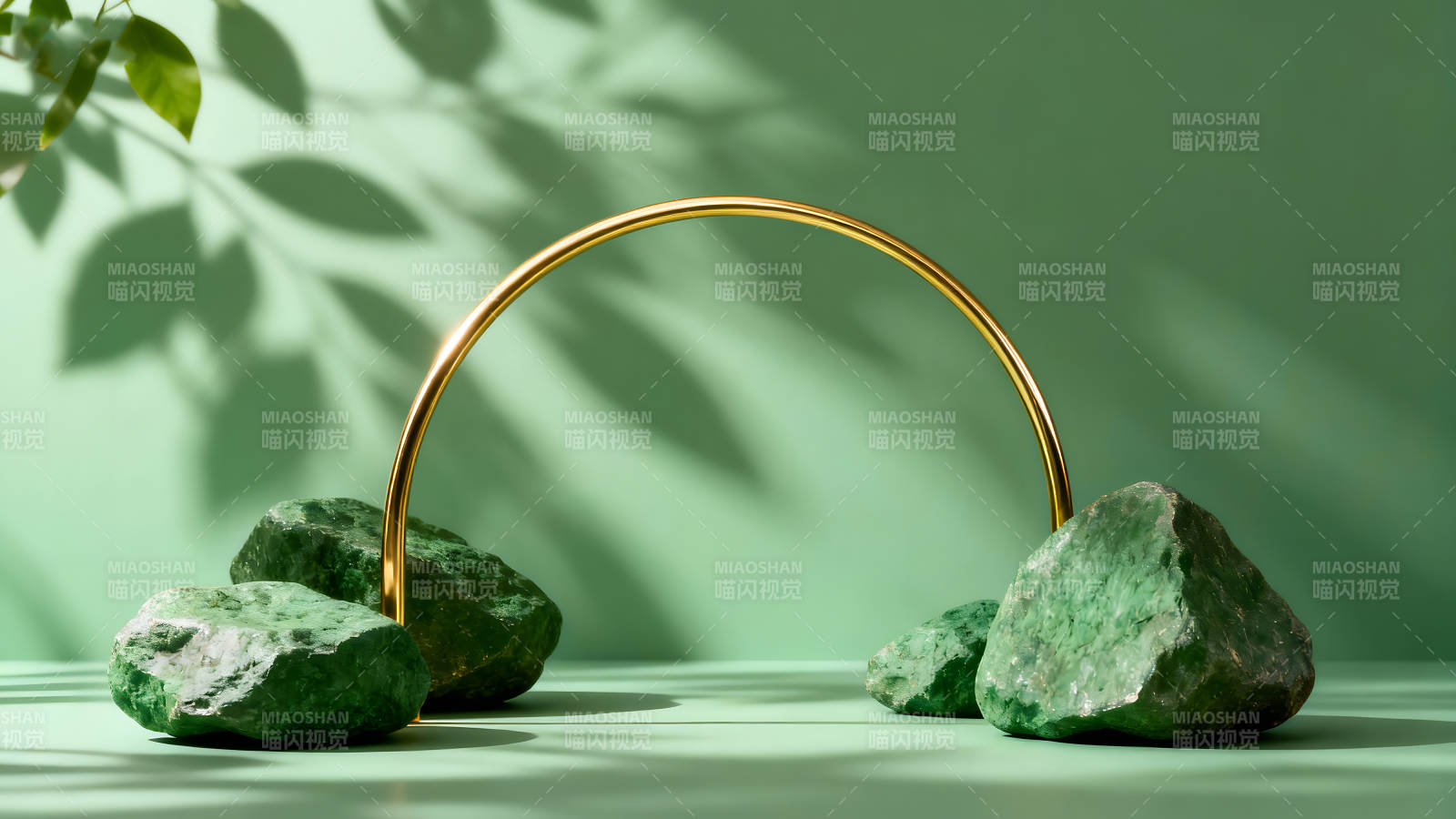 绿色背景下的石头和金属弧形装饰-图片