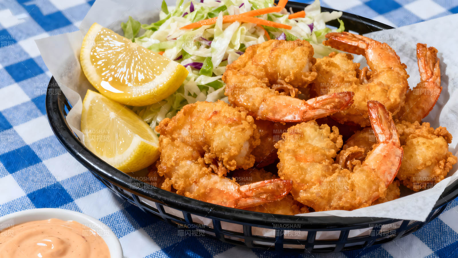 炸虾配柠檬和沙拉-图片