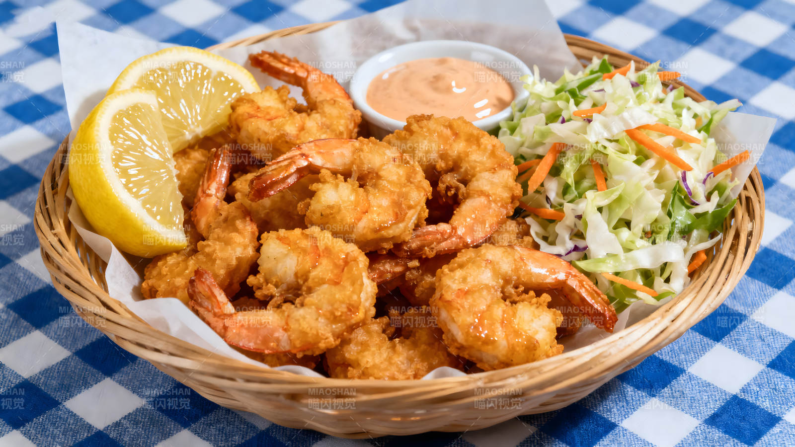 炸虾配柠檬蘸酱和凉拌菜-图片