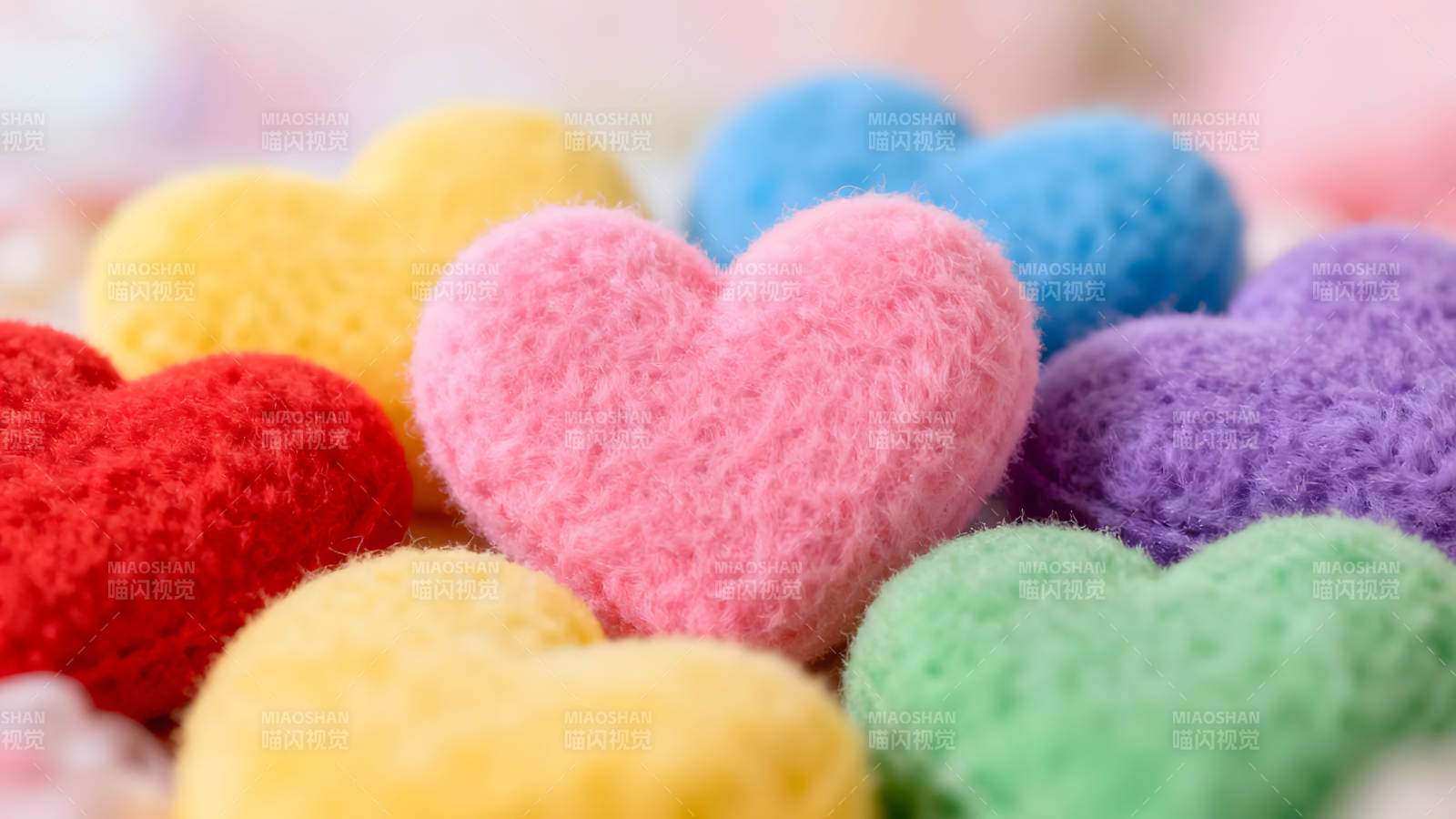 彩色毛绒爱心堆叠特写-图片