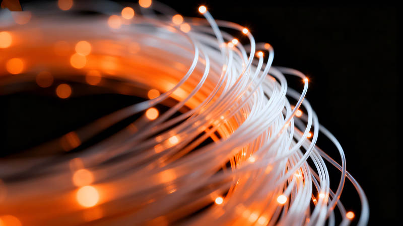 光纤传递光束流动的特写镜头-图片