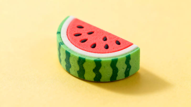 西瓜橡皮特写黄色背景-图片