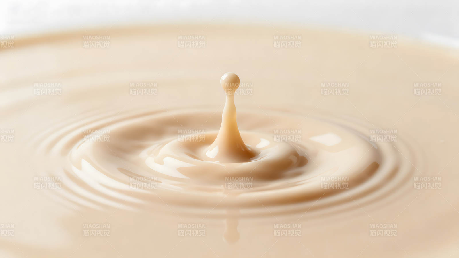 液體飛濺瞬間凝固的光影-圖片