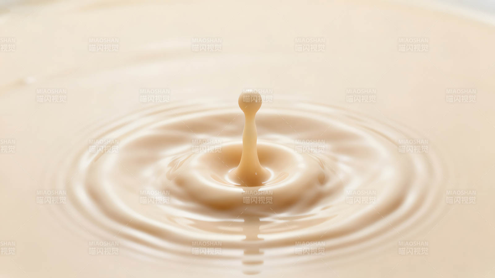 牛奶滴落瞬间形成水波涟漪-图片