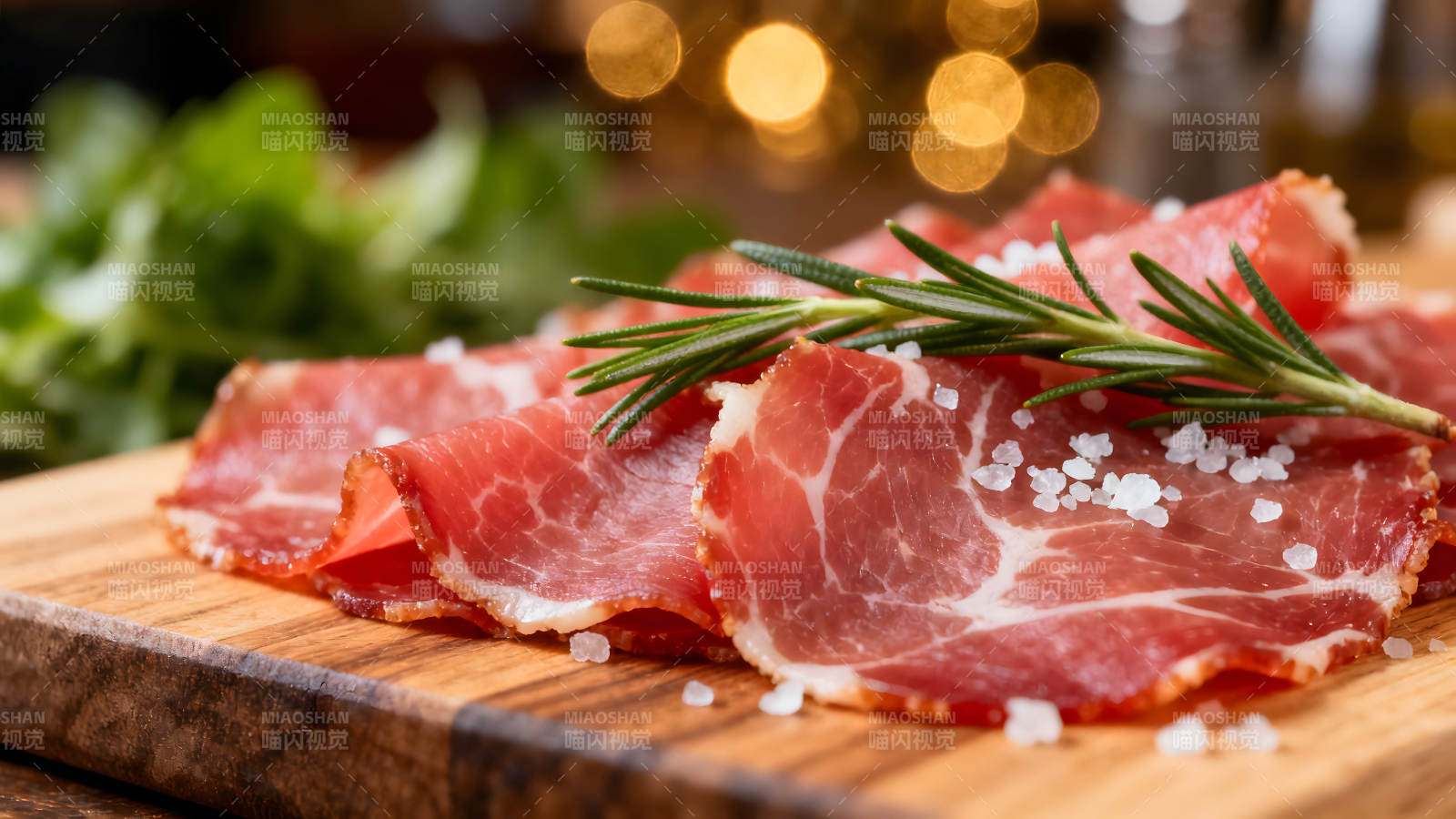 美味的熟食切片配迷迭香和海鹽-圖片