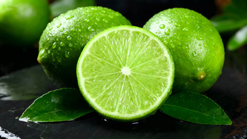 新鮮的青檸切片與水珠-圖片