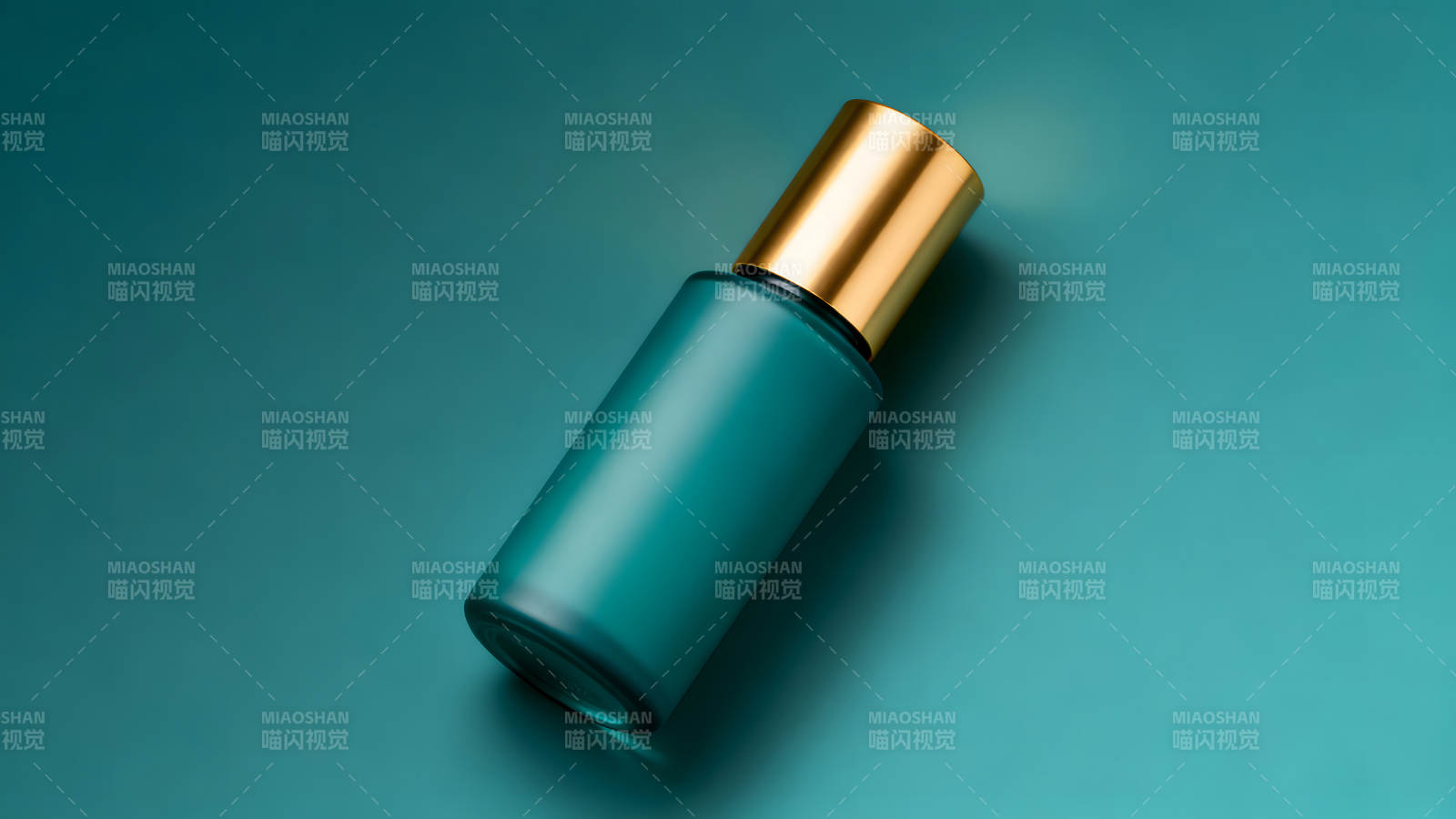 瓶身金色盖子在绿底上简约摆放图片