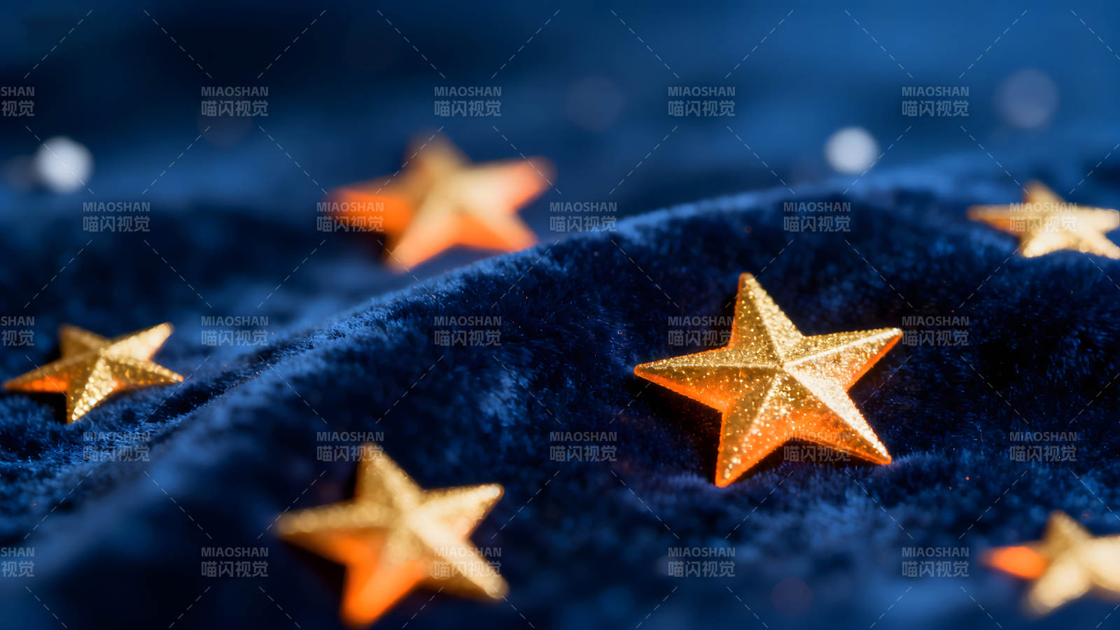 金色星星點綴藍色絨布-圖片