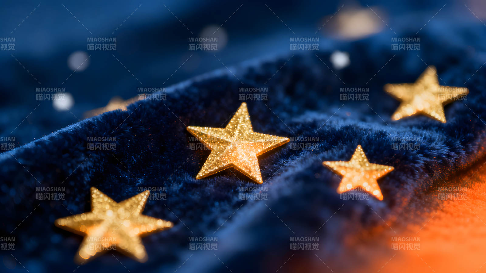 金色星星点缀蓝色绒布-图片