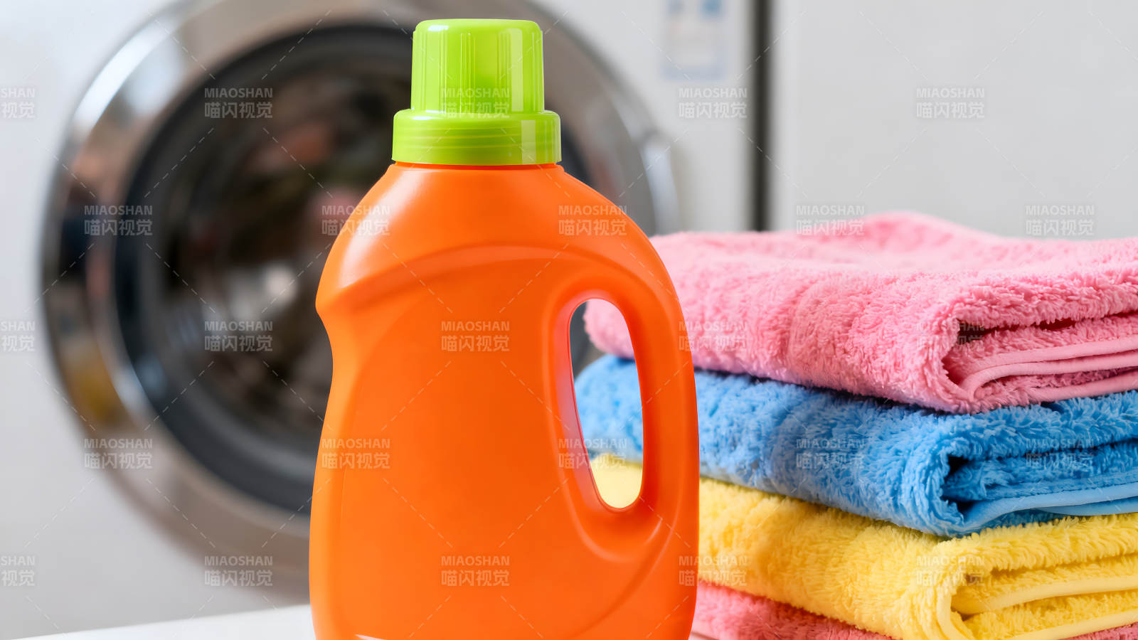 洗衣液和毛巾疊在一起的場景-圖片