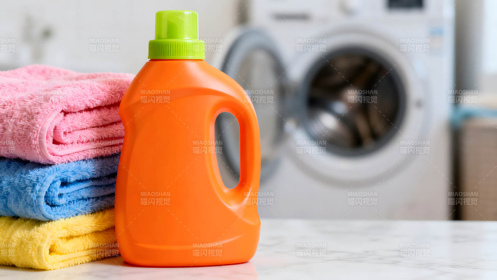 洗衣液毛巾和洗衣機的生活場景-圖片