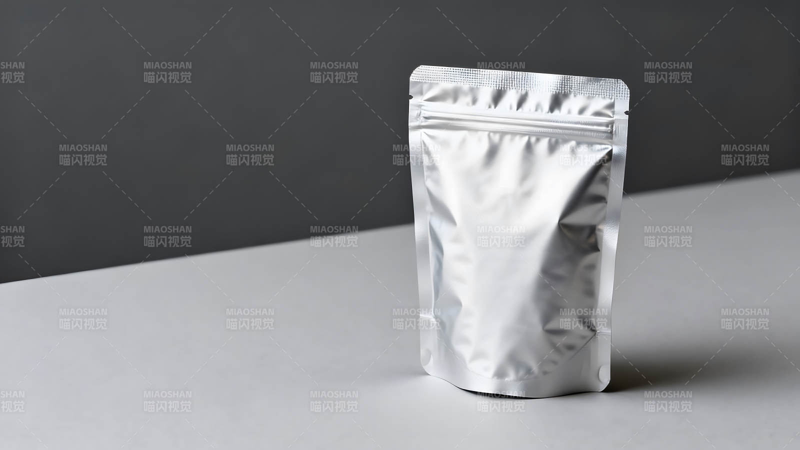 銀色包裝袋在灰白背景上-圖片