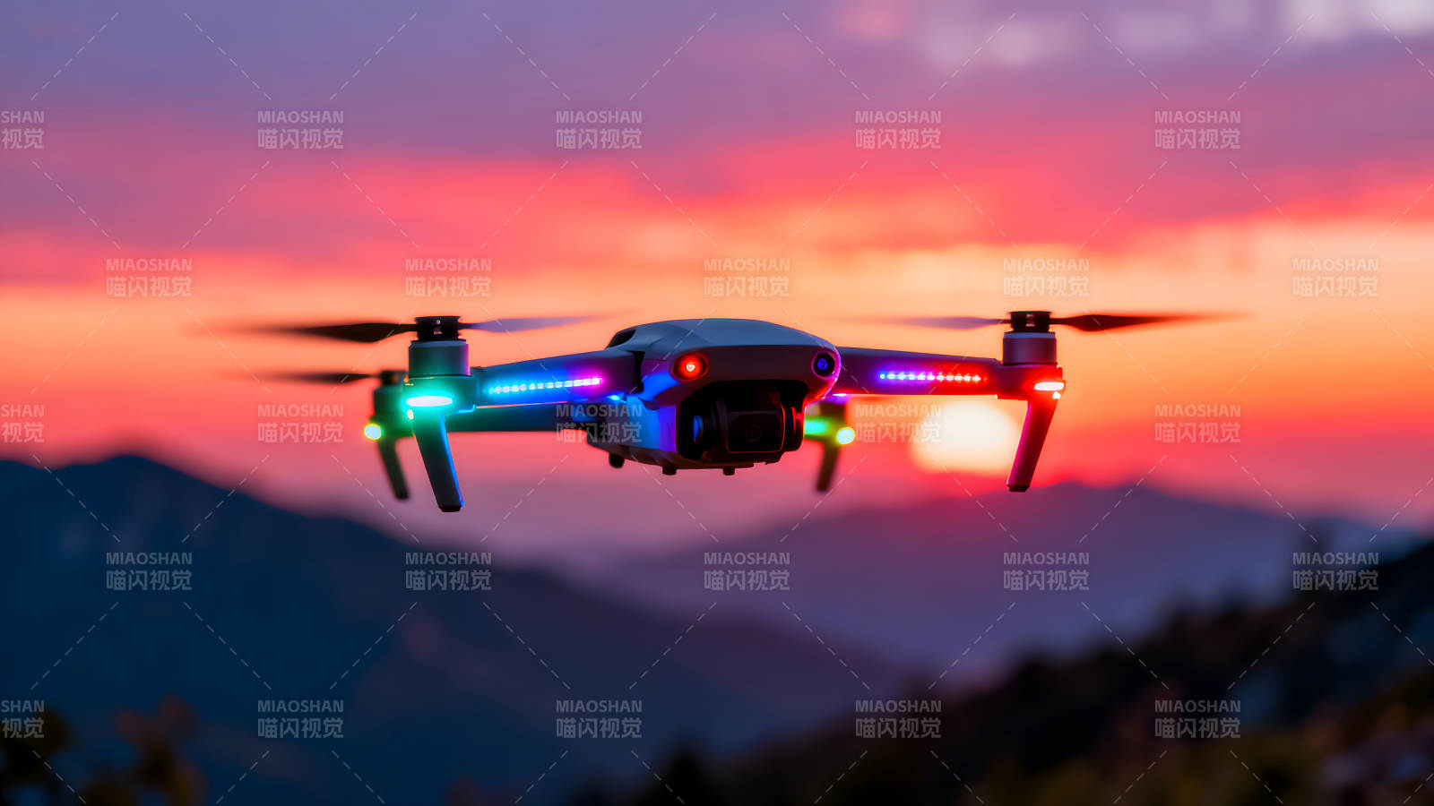 夕阳下发光的无人机飞行-图片