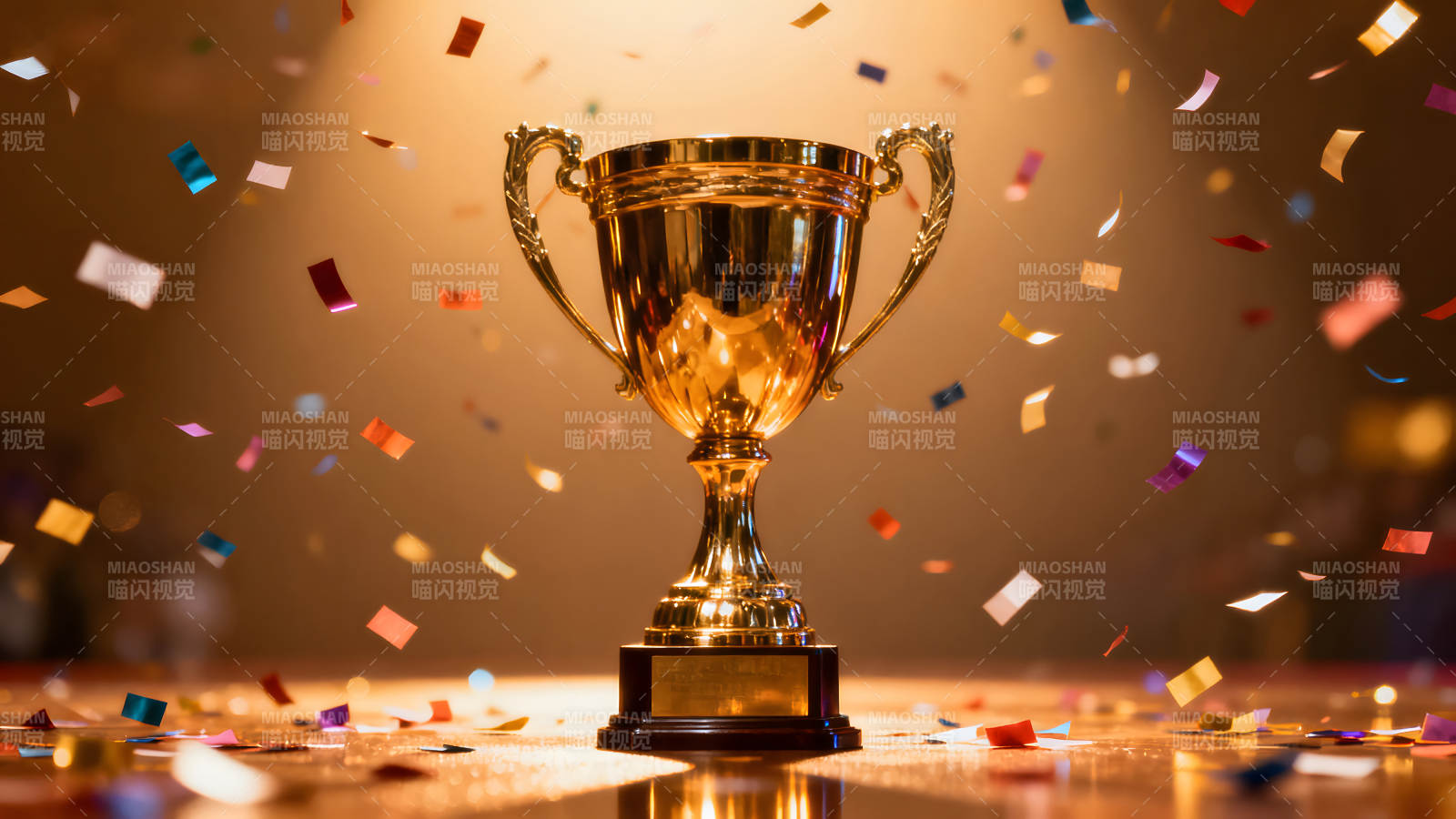 金色奖杯庆祝场景缤纷彩带飞舞-图片