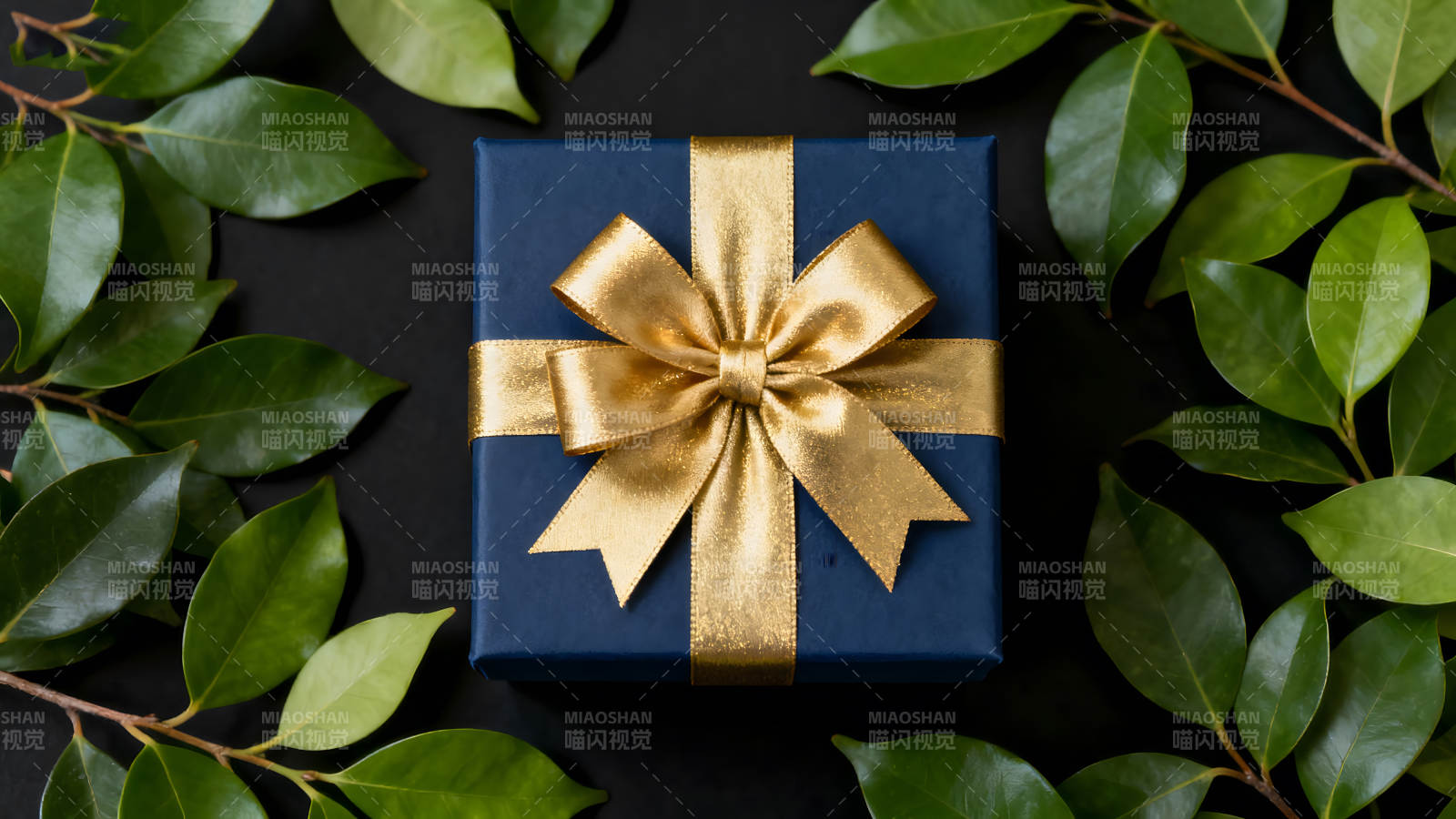 精美礼盒金色丝带与绿叶点缀-图片