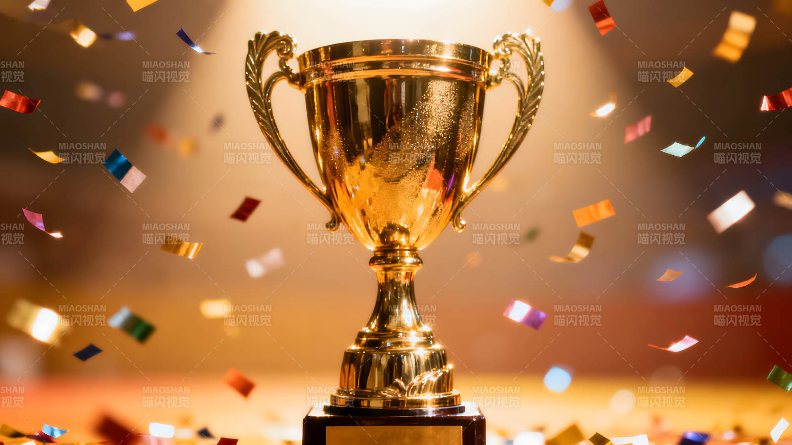金色的奖杯和飘落的彩纸庆祝胜利-图片
