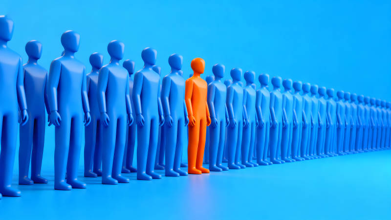 人群中一个橙色个体-图片