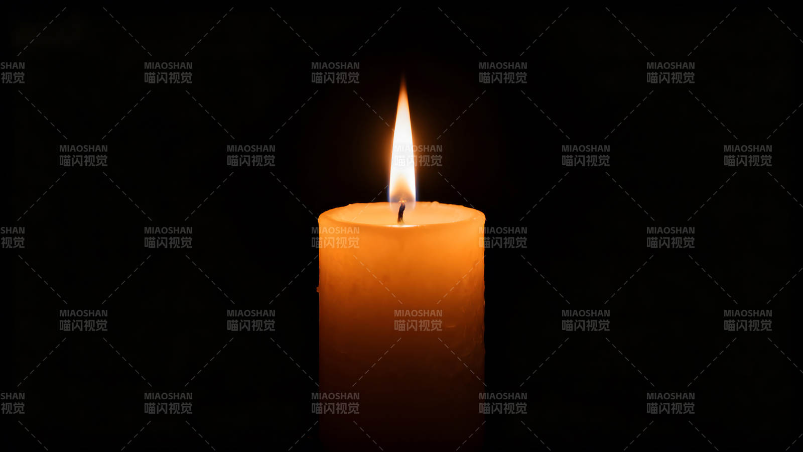 黑暗中燃烧的蜡烛图片