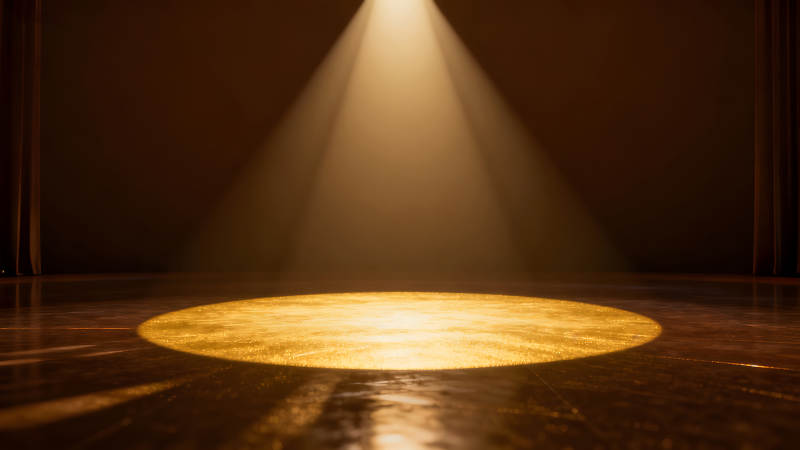 舞台聚光灯打在圆形区域上-图片
